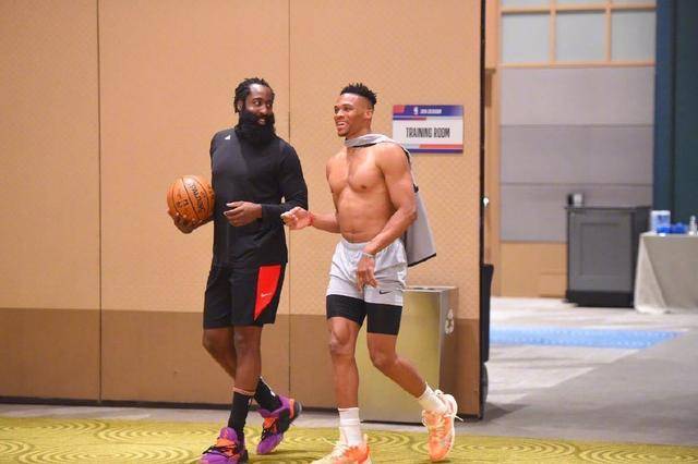 天空体育：张伯伦目前正在阿森纳训练，同时筹划下一步动向